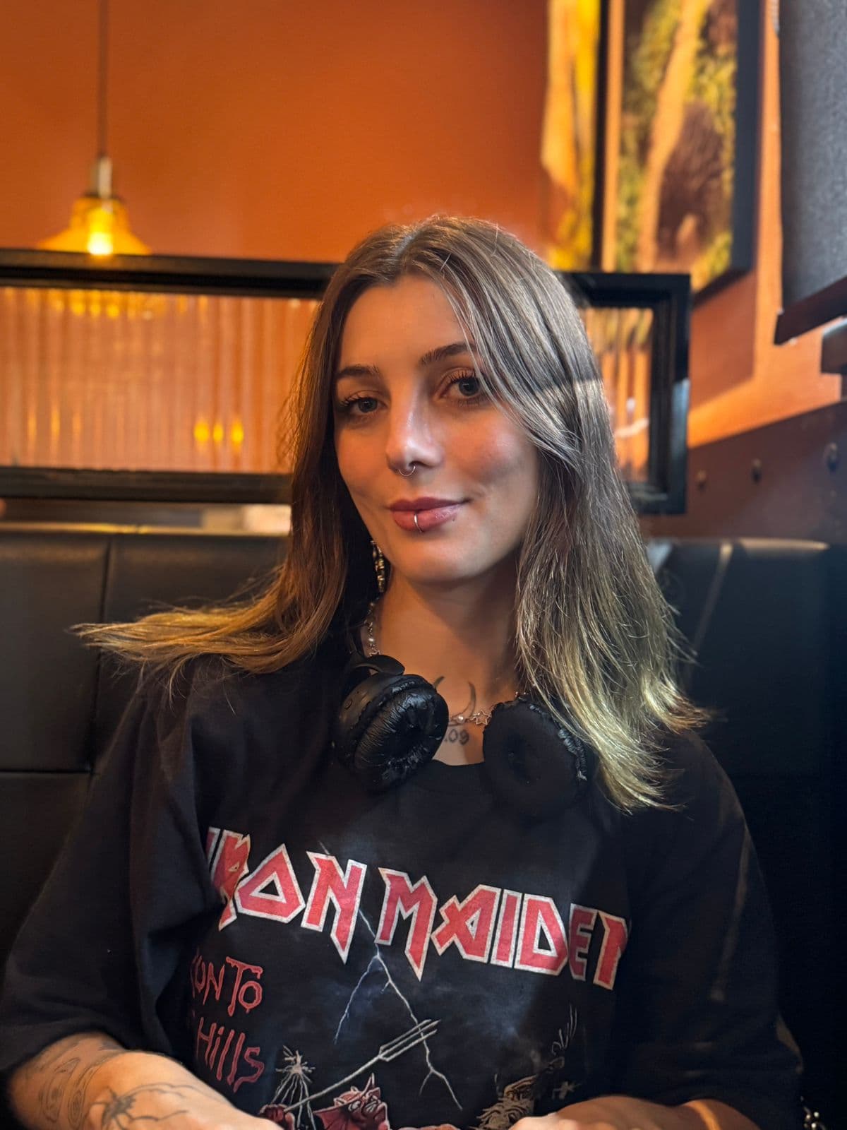 Retrato editorial da Andressa com camiseta Iron Maiden