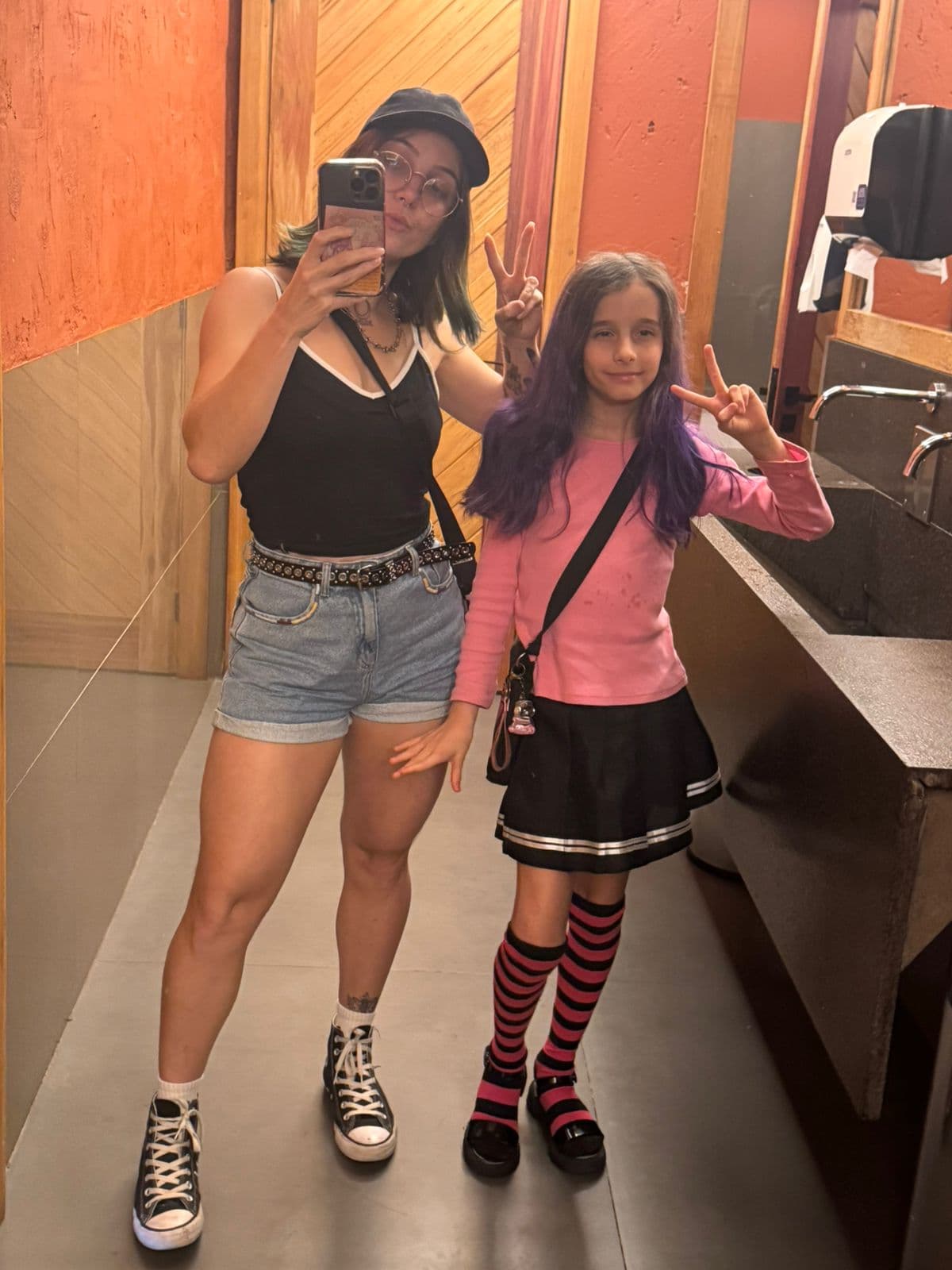Andressa e Luna combinando looks no espelho