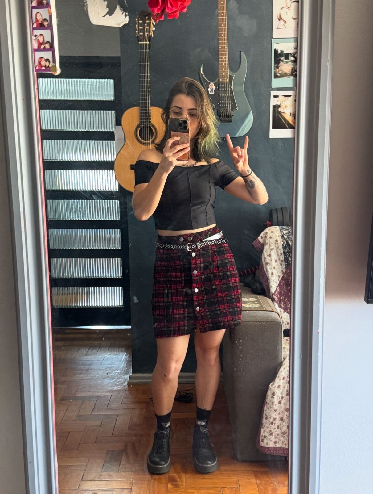 Andressa em look alternativo com saia xadrez