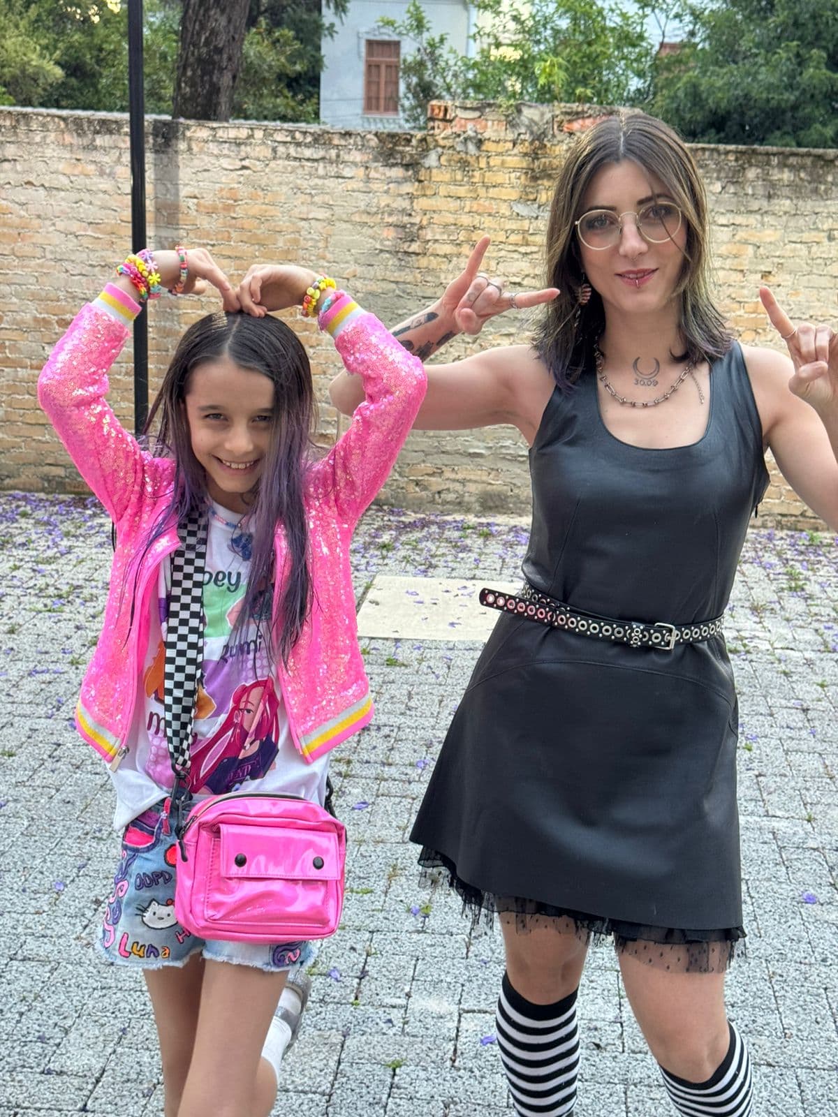 Andressa e Luna em ensaio outdoor com looks combinando